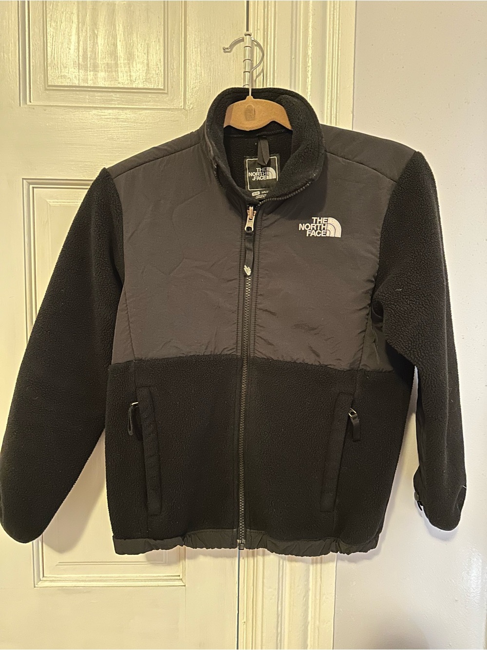 The North Face girl’s Black Fleece Jacket - Classic Full-Zip